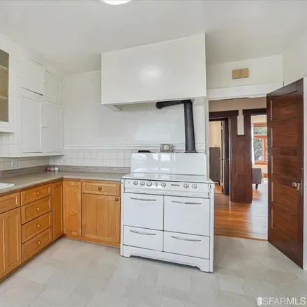 Image 7 - 225 Mullen Avenue, San Francisco, CA 94124, USA - House for sale