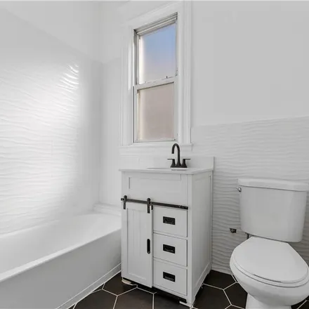 Image 9 - 836 East 229th Street, New York, NY 10466, USA - Townhouse for sale