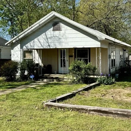 Buy this 2 bed house on 472 East 11th Street in Russellville, AR 72801