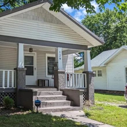 Buy this 3 bed house on 159 West Myrtle Street in Aurora, MO 65605