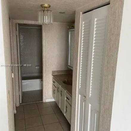 Image 2 - 900 Saint Charles Place, Pembroke Pines, FL 33026, USA - Apartment for rent