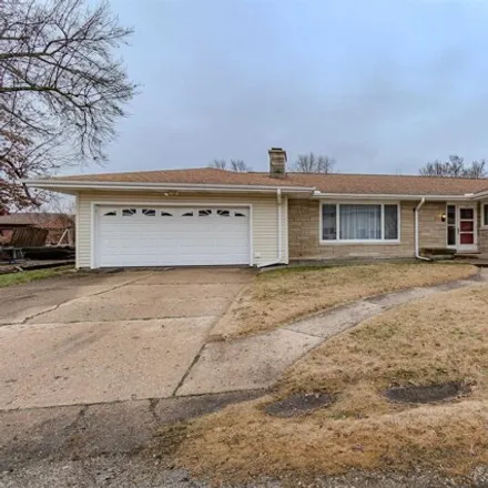 Buy this 3 bed house on 476 Lakeside Avenue in Pekin, IL 61554