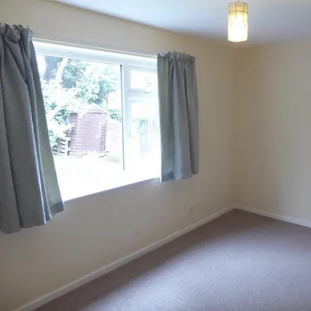 Image 5 - Fieldway Close, Farsley, LS13 1EG, United Kingdom - Apartment for rent