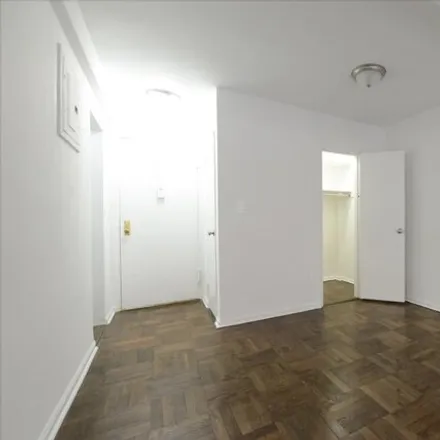 Image 5 - 10-40 Neilson Street, New York, NY 11691, USA - Apartment for sale
