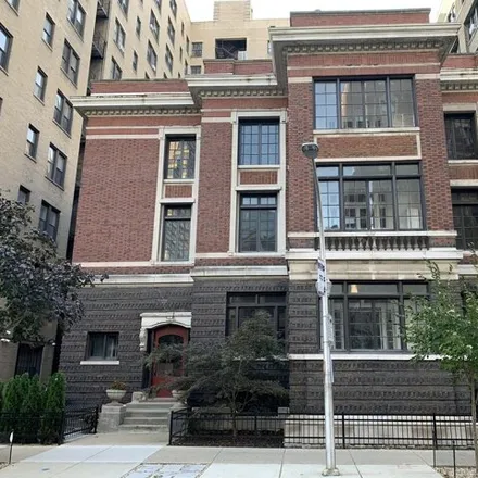 Buy this 12 bed house on 415 West Surf Street in Chicago, IL 60657