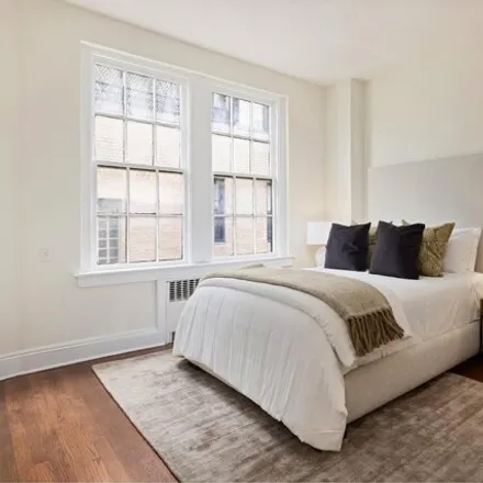 Image 6 - 2 East 70th Street, New York, NY 10021, USA - Apartment for sale