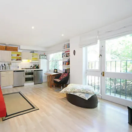 Rent this 2 bed room on 88 Chepstow Road in London, W2 5BD