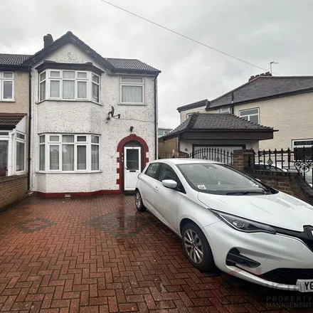 Rent this 5 bed duplex on Cornwall Avenue in London, UB1 2SZ