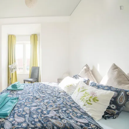 Rent this 4 bed room on Vistas de Lisboa in Rua dos Douradores 178, 1100-203 Lisbon