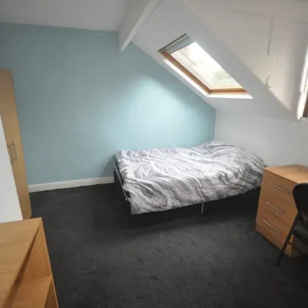 Rent this 5 bed apartment on Claremont Avenue in Leeds, LS3 1AS