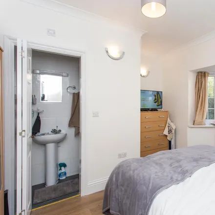 Rent this 5 bed room on Taylor's Green in London, United Kingdom