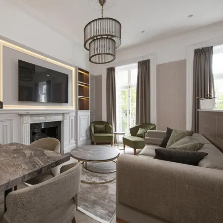 Rent this 2 bed apartment on 12 Royal Crescent in London, W11 4RX
