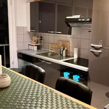 Rent this 2 bed apartment on 56 Avenue Émile Zola in 75015 Paris, France