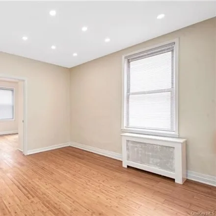 Image 7 - 1051 E 214th St, New York, 10469 - House for sale