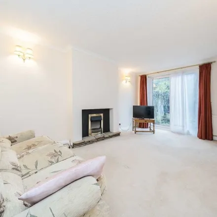 Rent this 4 bed townhouse on Highview Road in London, W13 0HN