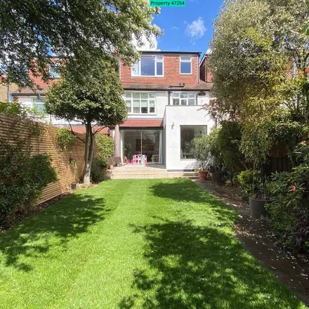 Rent this 5 bed townhouse on Kingfield Road in London, W5 1LB