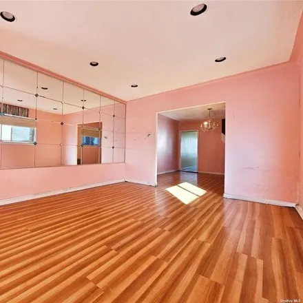 Image 7 - 1559 West 4th Street, New York, NY 11204, USA - House for sale