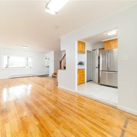Image 3 - 40-02 202nd Street, New York, NY 11361, USA - Duplex for sale