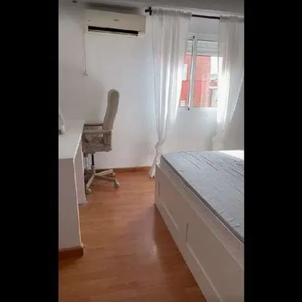 Rent this 4 bed apartment on Mercado Virgen de la Valvanera in Carrer de Juan de Celaya, 46017 Valencia