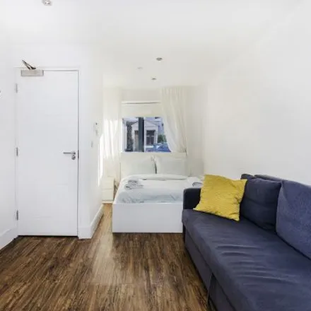 Rent this studio apartment on 85 Hermitage Road in London, N4 1DE