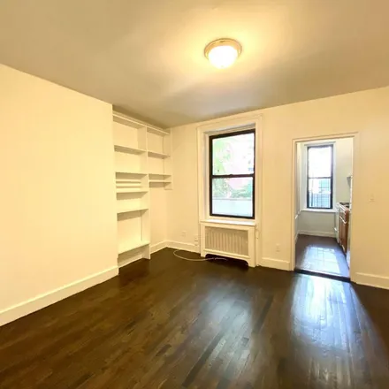 Image 2 - 245 East 39th Street, New York, NY 10016, USA - Apartment for rent