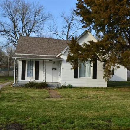 Buy this 2 bed house on 1741 East 5th Street in Sedalia, MO 65301