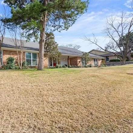 Image 2 - 10032 Burgundy Lane, Woodway, TX 76712, USA - House for sale