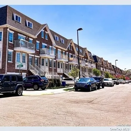 Image 1 - 302 Soundview Lane, New York, NY 11356, USA - Townhouse for sale