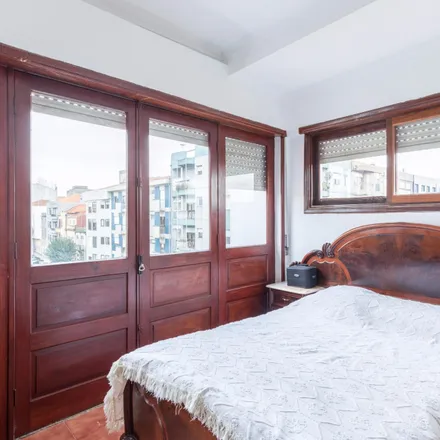 Rent this 3 bed room on Rua de Fonseca Cardoso 19 in 4000-376 Porto, Portugal