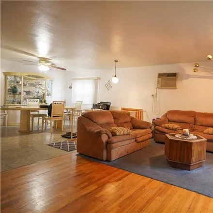 Image 5 - 2033 East 70th Street, New York, NY 11234, USA - House for sale