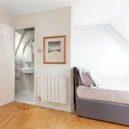 Image 2 - 22 Royal Crescent Mews, London, W11 4SY, United Kingdom - Room for rent