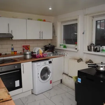 Rent this 6 bed apartment on Royal Park Grove in Leeds, LS6 1HF