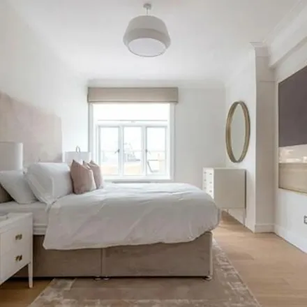 Image 6 - Chesterfield House, Chesterfield Gardens, London, W1J 7TL, United Kingdom - Apartment for rent
