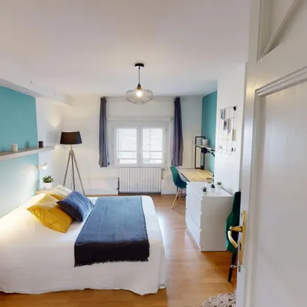 Rent this 5 bed room on 19 Allées de Chartres in 33000 Bordeaux, France
