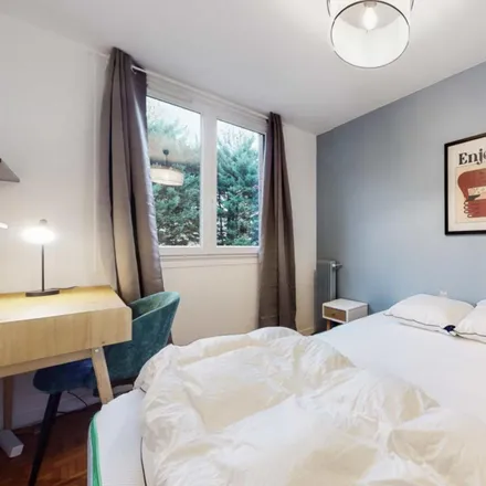 Rent this 4 bed room on 19 Cours de Québec in 33300 Bordeaux, France