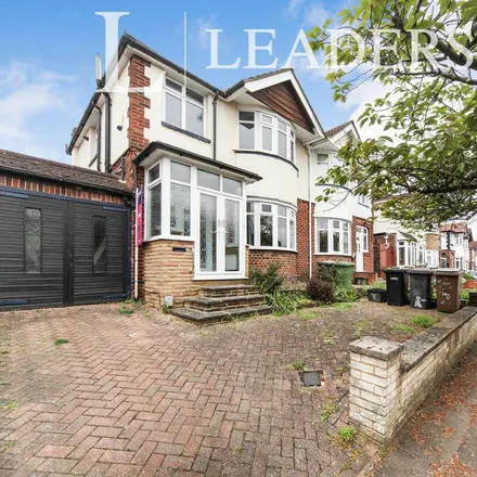 Rent this 3 bed duplex on Walcot Avenue in Luton, LU2 0PU