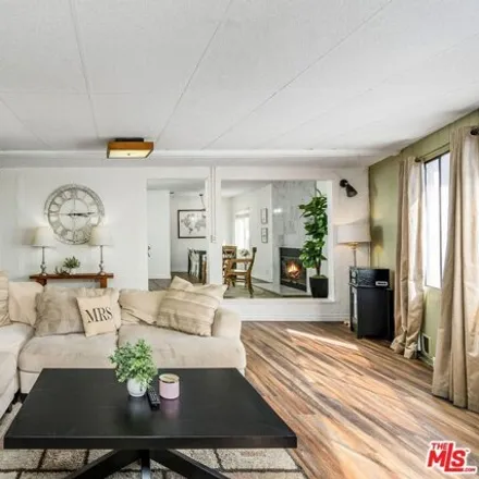 Image 2 - 7073 Lasaine Avenue, Los Angeles, CA 91406, USA - House for sale