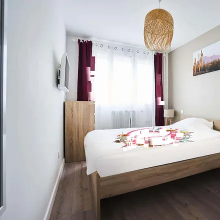 Rent this 3 bed room on Résidence les Bouleaux in Avenue du Président Hoover, 59000 Lille