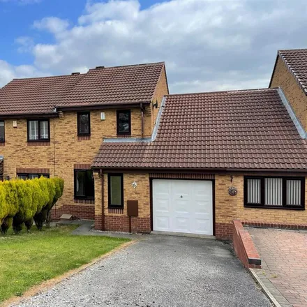 Rent this 3 bed townhouse on Ivy Spring Close in Wingerworth, S42 6RR