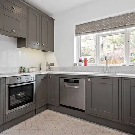 Rent this 5 bed townhouse on Camden Road in London, N7 0LG