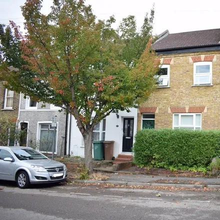 Rent this 4 bed townhouse on 9 Reading Road in London, SM1 4RW