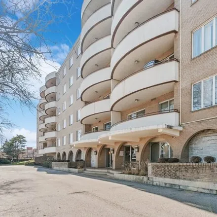 Buy this 2 bed condo on Regal Court Condominium in 6400 North Cicero Avenue, Lincolnwood