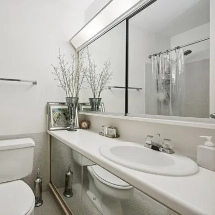 Image 7 - 2400 North Lakeview, 2400 North Lakeview Avenue, Chicago, IL 60614, USA - Condo for sale