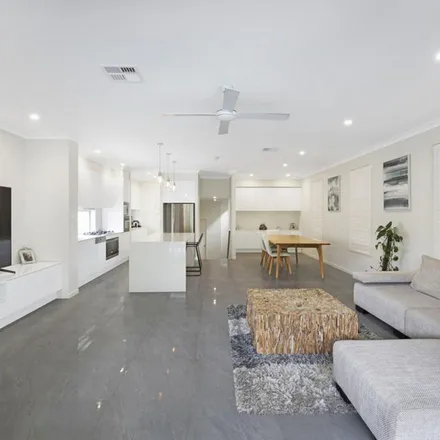 Image 2 - 70 Effingham Street, Tarragindi QLD 4121, Australia - Apartment for rent