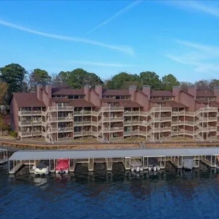 Buy this 2 bed condo on 154 Lake Hamilton Drive in Hot Springs, AR 71913