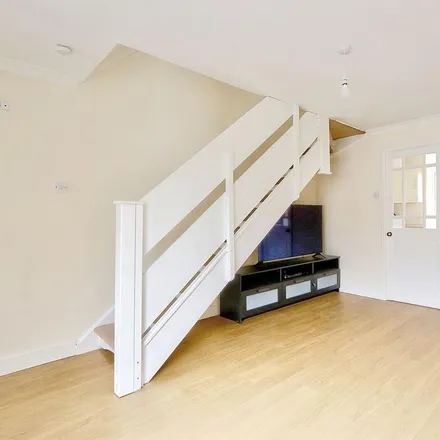 Image 3 - Guisborough Court, Redcar and Cleveland, TS6 9NL, United Kingdom - Townhouse for rent