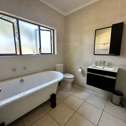 Image 3 - Jimmys killer prawns, Concorde Road East, Bedfordview, Gauteng, 2007, South Africa - Apartment for rent