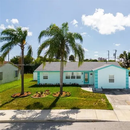 Rent this 4 bed house on Inlet Grove High School in Avenue H West, Riviera Beach