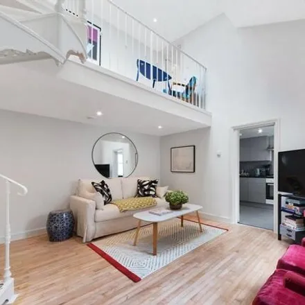 Rent this 2 bed house on Avenell Road in London, N5 1DP
