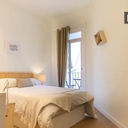 Rent this 3 bed room on Avinguda de Roma in 62, 08001 Barcelona
